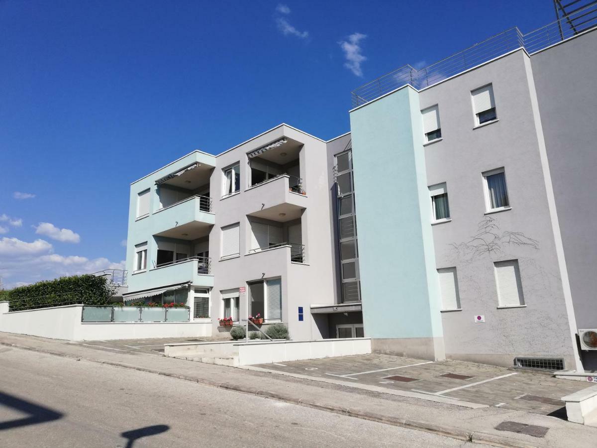 Near Beach Apartment Reno With Private Parking Split Bagian luar foto